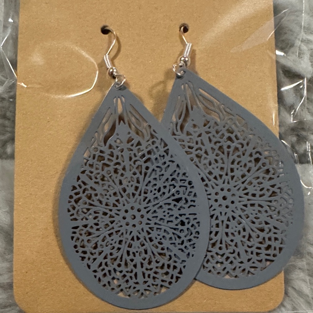 Chic Gray Filigree Teardrop Earrings